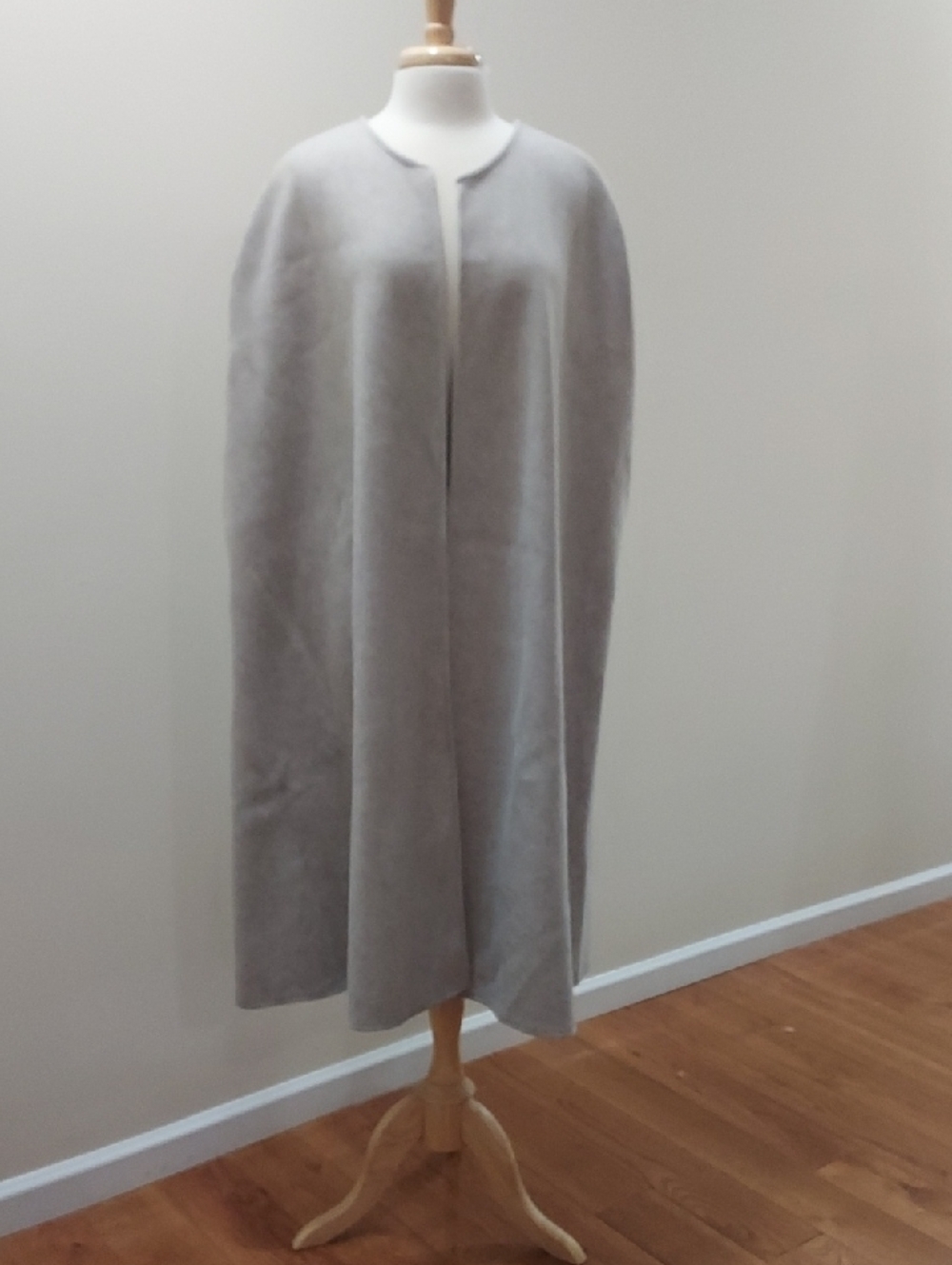 La-gemme Classic Light Gray Women's Cape